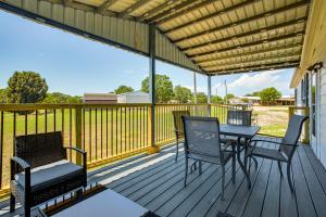 1 Mi to Lake Texoma Peaceful Kingston Getaway