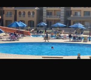 شقق ايجارية في قريه بورتو السخنه