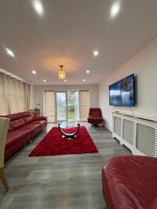 Nicely furnished 2 Bedroom Property Independent with Parking