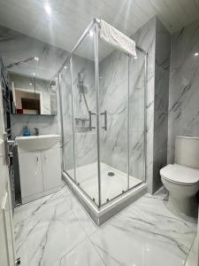 Nicely furnished 2 Bedroom Property Independent with Parking