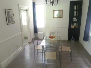 Bedroom close to stadiums and downtown