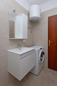 Apartments by the sea Rab - 20222