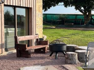 Maisons de vacances Gite luxueux avec piscine, spa, jardin et equipements de loisirs a Sarge-les-le-Mans - FR-1-410-437 : photos des chambres