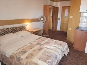 Apartments in Klenovica 15317