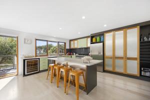 Lookout and Sea - Beachfront Bliss in McCrae