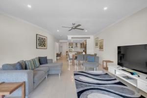 Gris at Island Views—Pool Paradise on the Beach