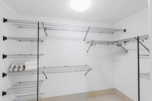 Gris at Island Views—Pool Paradise on the Beach