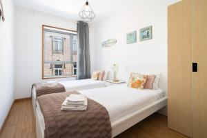 Renovated 3BR Apt Near City Hotspots with Great Value