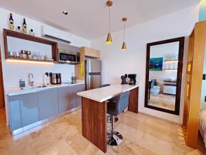 New Studio with King Bed and Balcony in 4thFloor