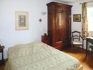 Maisons de vacances Cozy Vacation House with Pool, Vernegues, cleaning included : photos des chambres