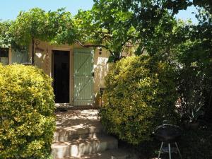 Maisons de vacances Cozy Vacation House with Pool, Vernegues, cleaning included : photos des chambres