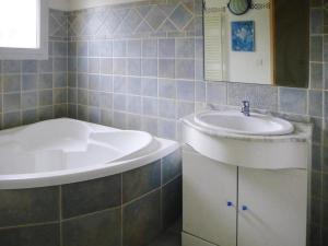 Maisons de vacances Cozy Vacation House with Pool, Vernegues, cleaning included : photos des chambres