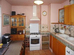 Maisons de vacances Cozy Vacation House with Pool, Vernegues, cleaning included : photos des chambres