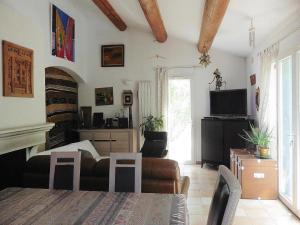 Maisons de vacances Cozy Vacation House with Pool, Vernegues, cleaning included : photos des chambres