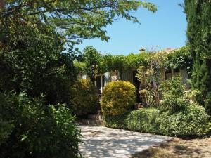Maisons de vacances Cozy Vacation House with Pool, Vernegues, cleaning included : photos des chambres