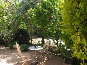 Maisons de vacances Cozy Vacation House with Pool, Vernegues, cleaning included : photos des chambres