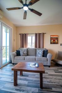 MG Luxury Oasis, Ocean View, King Suite, Pool, Patio, short walk to Beach