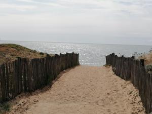 Maisons de vacances Maison proche Plage Valentin - Ideal Famille - 6 Pers - FR-1-843-30 : photos des chambres