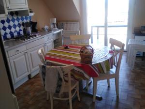 Appartement au 1er étage avec terrasse - 2 chambres, 4 personnes, parking face à la mer - FR-1-843-36