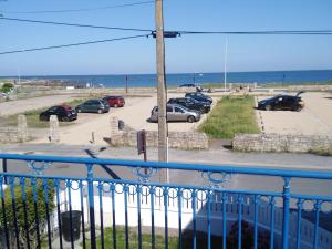 Appartement au 1er étage avec terrasse - 2 chambres, 4 personnes, parking face à la mer - FR-1-843-36