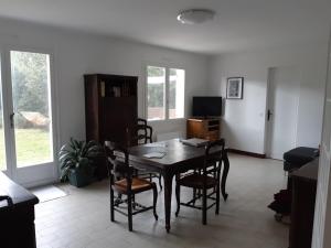 Maisons de vacances Maison 6 pers pres des marais salants a Batz-sur-Mer - FR-1-843-26 : photos des chambres