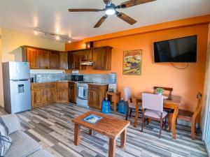 MG Luxury Oasis, Ocean View, King Suite, Pool, Patio, short walk to Beach