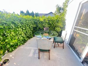 Cozy Nook in Fraser Valley Getaway with Breakfast