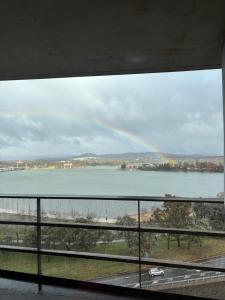 Stylish Central Lake View Apartment - free parking