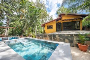 Quinta Teca with two pools near Playa Hermosa beach