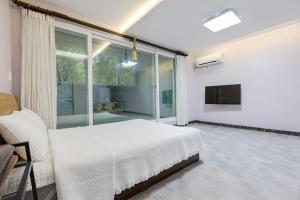 Funnymungmung Galaxy House