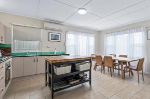 NEW - Silver Myrtle Shack - Aldinga Beach - C21 SouthCoast Holidays