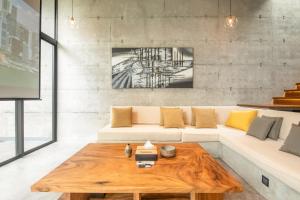 Trendy 4BR Villa, Central Canggu, 8mins to Beach
