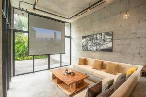 Trendy 4BR Villa, Central Canggu, 8mins to Beach