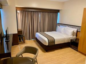 8 Adriatico Condo beside Robinsons Mall Y1