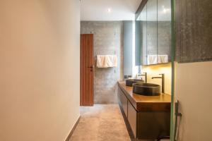 Trendy 4BR Villa, Central Canggu, 8mins to Beach
