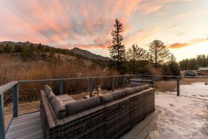 Riverfront cabin w fireplace & deck