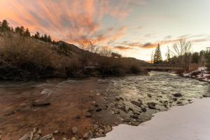 Cozy Riverfront Cabin w fireplace & deck