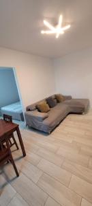 Apartament 3 camere semidecomandat