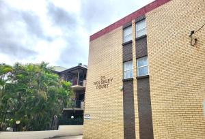 Spacious 1BR Near Hospital, QUT and CBD with Parking!