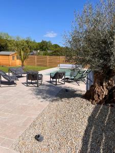 Chambres d'hôtes avec piscine chauffée de mai à sept ,TERRA COTTA et TAUPE