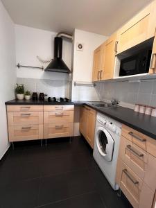 Bright and cozy 34m apartment near metro M2 and tram