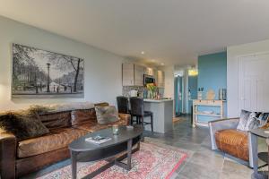 Cozy Aviation Style Lake View Condo at The Shores