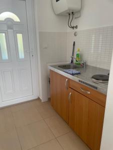 Apartment Lana Maris studio 2 - 200m from beach, terrace with sea view, wi-fi and free parking