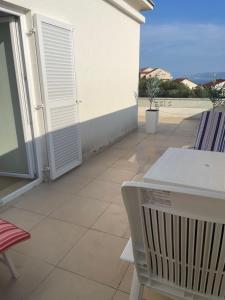 Apartment Lana Maris studio 2 - 200m from beach, terrace with sea view, wi-fi and free parking