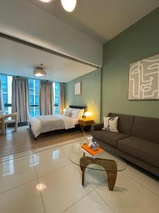 Modern Nordic 1BR Big Queen Bed Uptown BGC