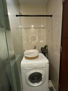 Modern Nordic 1BR Big Queen Bed Uptown BGC