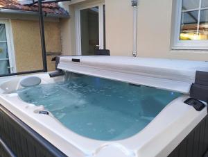 Maisons de vacances Maison avec Jacuzzi paisible et centrale : Maison 2 Chambres