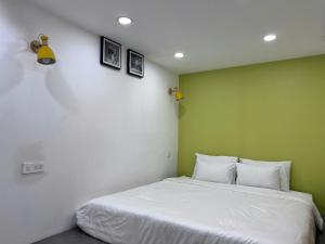 Botanica Premier Airprot Free Poll Gym