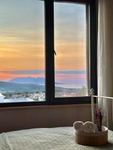 Green Roof Villa - Sea View & Large Garden