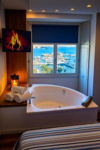 Suite With Bathtub